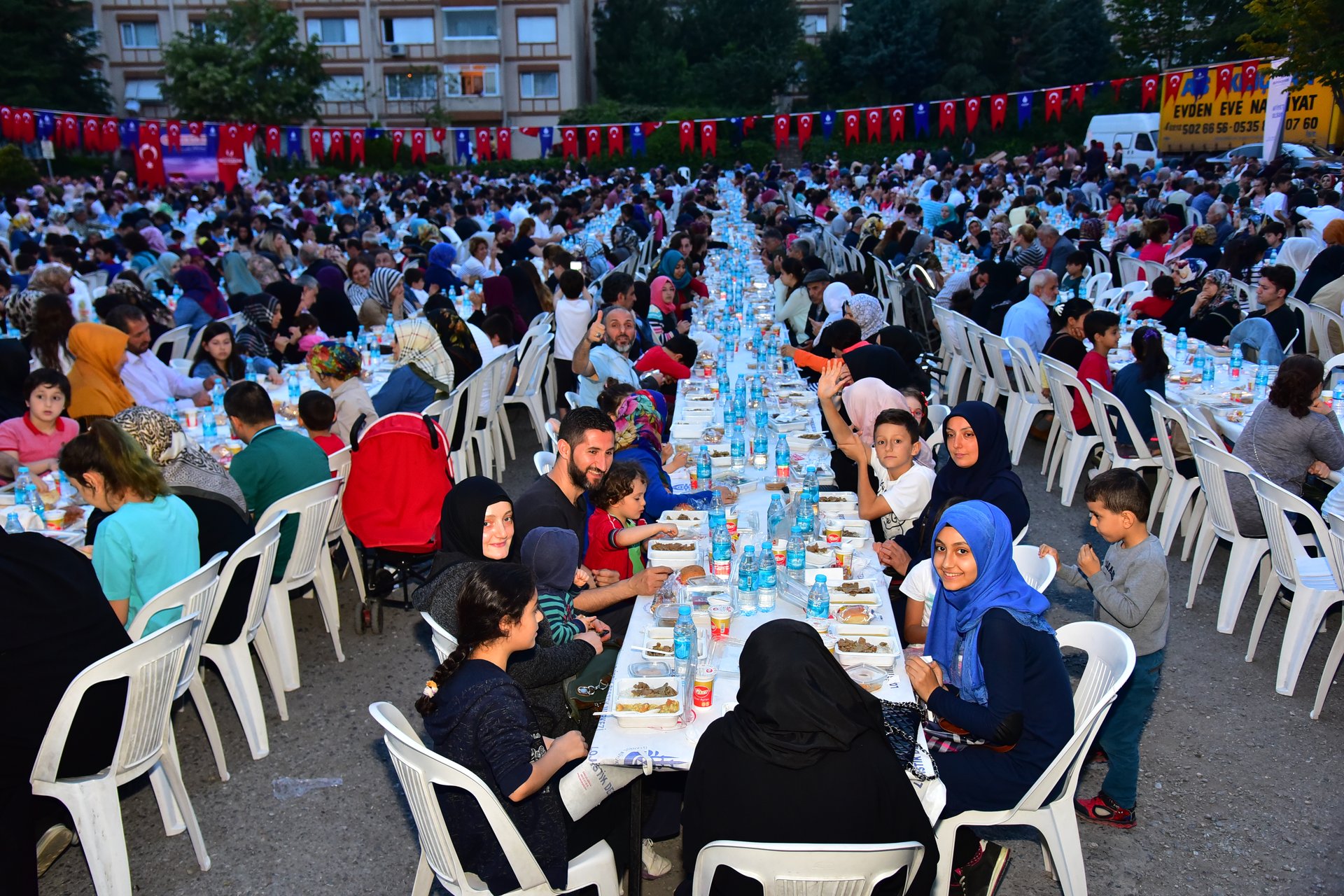 İstanbullular Açık Hava İftar Sofralarında Buluşuyor