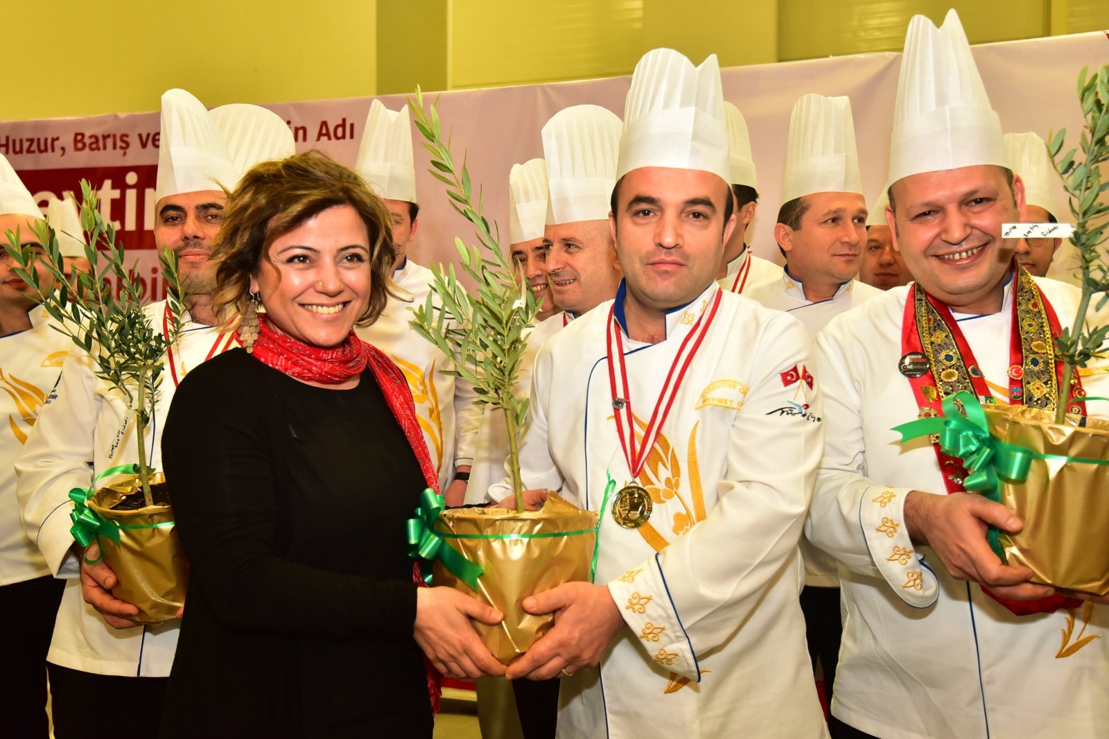 İBB Aşçıları Zeytindalı Harekatı İçin Fidan Dağıttı