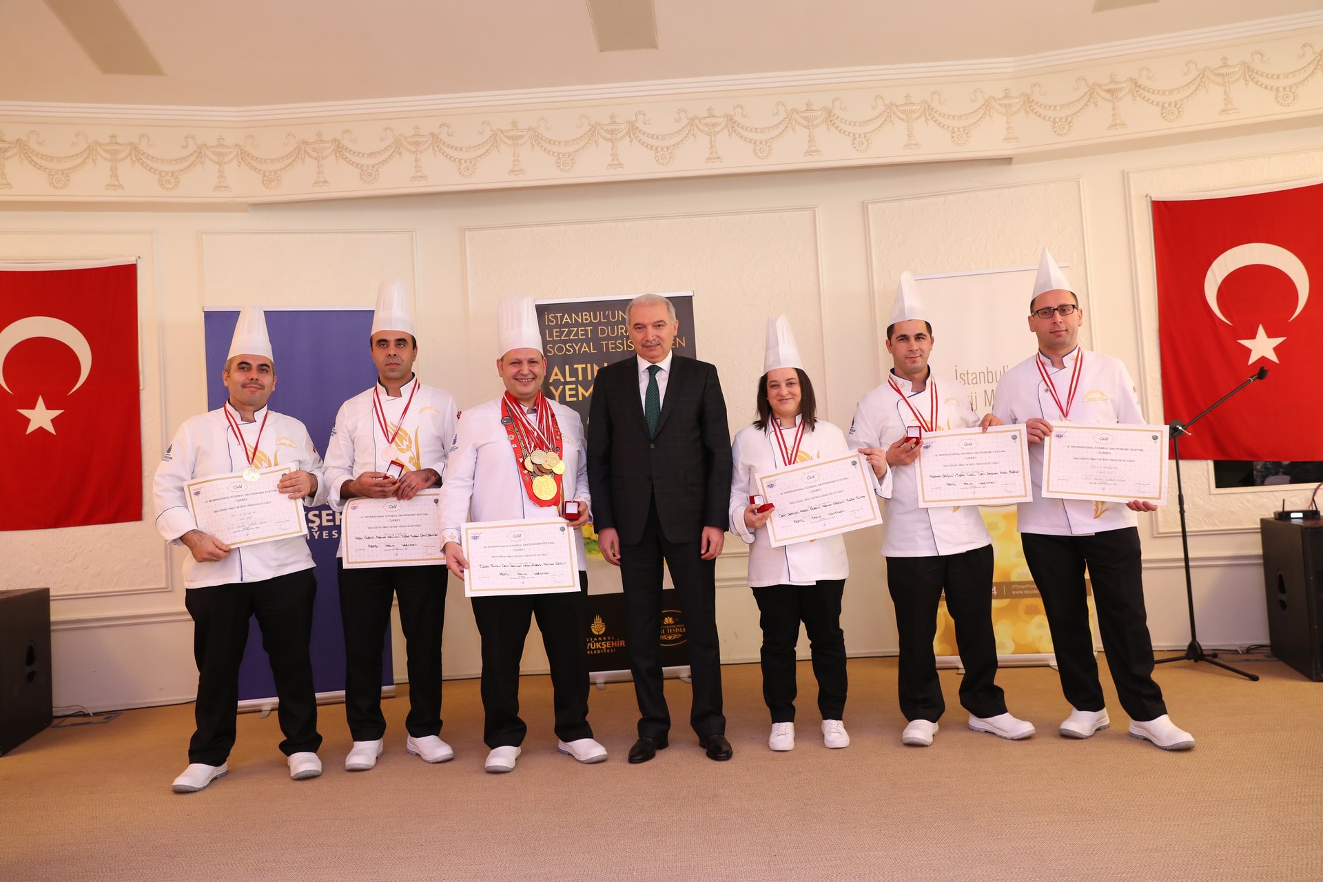 BAŞKAN UYSAL SOSYAL TESİSLERİN MADALYALI AŞÇILARINI KUTLADI