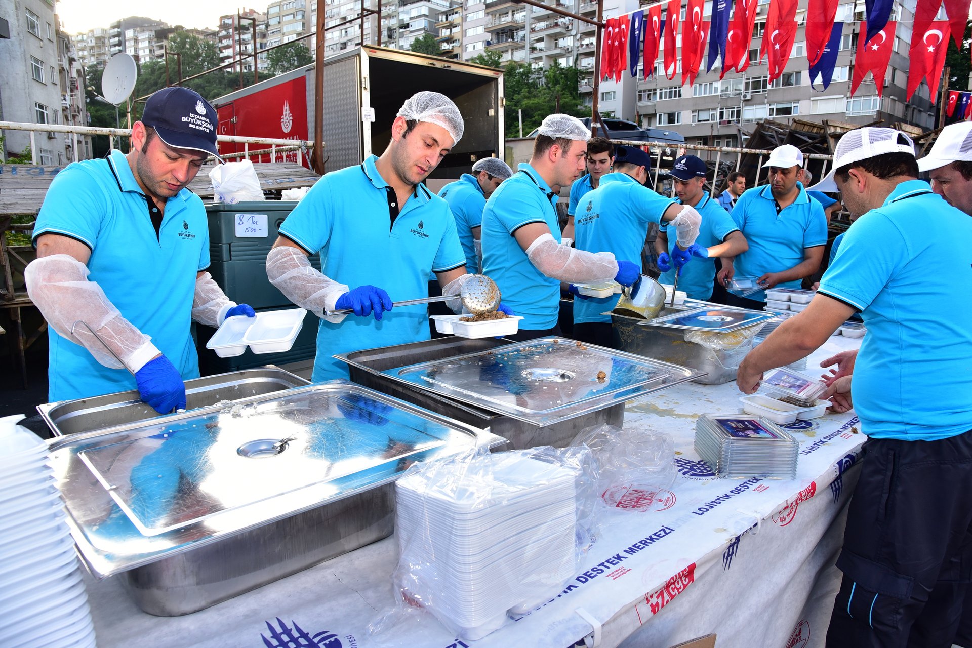 İBB Açık Hava İftarları İstanbulluların İlgisiyle Devam Ediyor