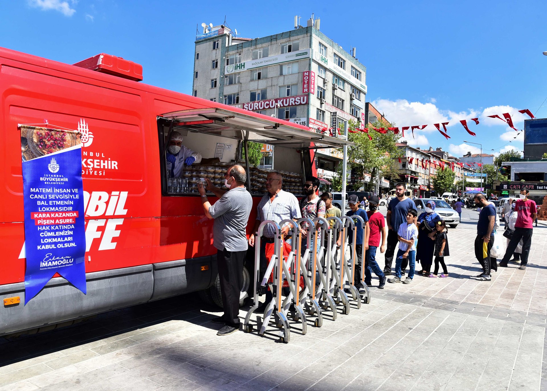 İstanbul'un 15 Meydanında Aşure Dağıtıldı
