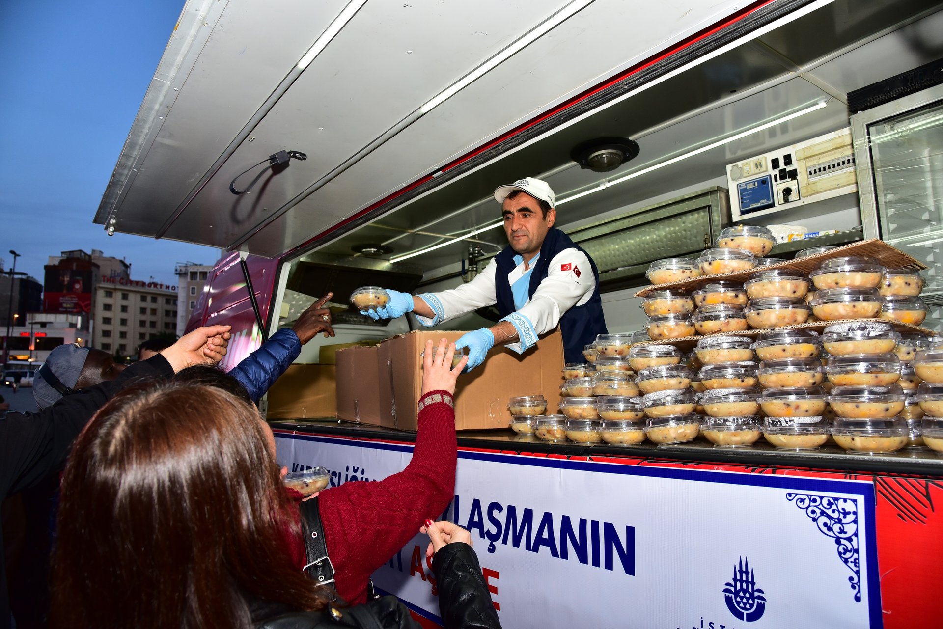 İBB Mobil Büfelerden Aşure İkramı