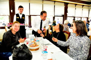Sosyal Tesisler, Anneleri Karanfillerle Karşıladı