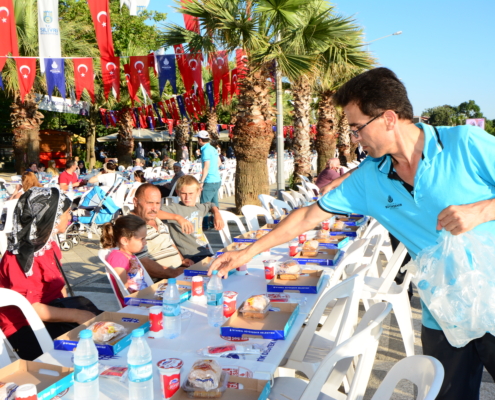 Açık Hava İftar Sofralarında Lojistik Destek Merkezi Bereketi