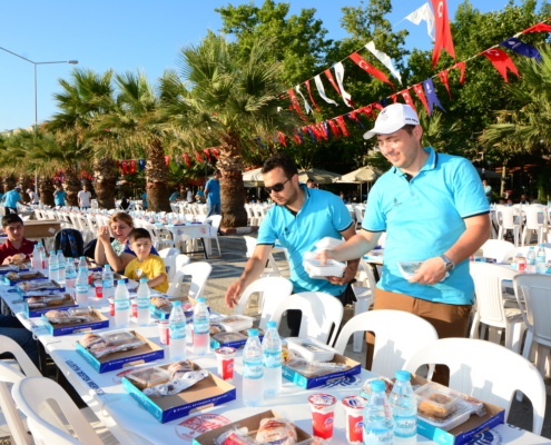Açık Hava İftar Sofralarında Lojistik Destek Merkezi Bereketi