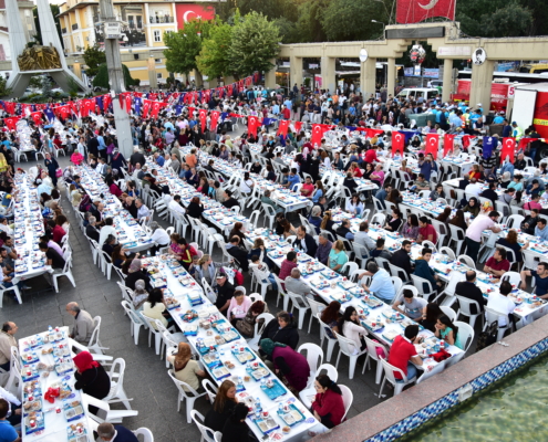 Açık Hava İftar Sofralarında Lojistik Destek Merkezi Bereketi