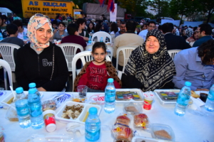 İstanbul'lular Açık Hava İftar Sofralarında Buluşuyor