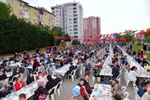 İstanbul'lular Açık Hava İftar Sofralarında Buluşuyor